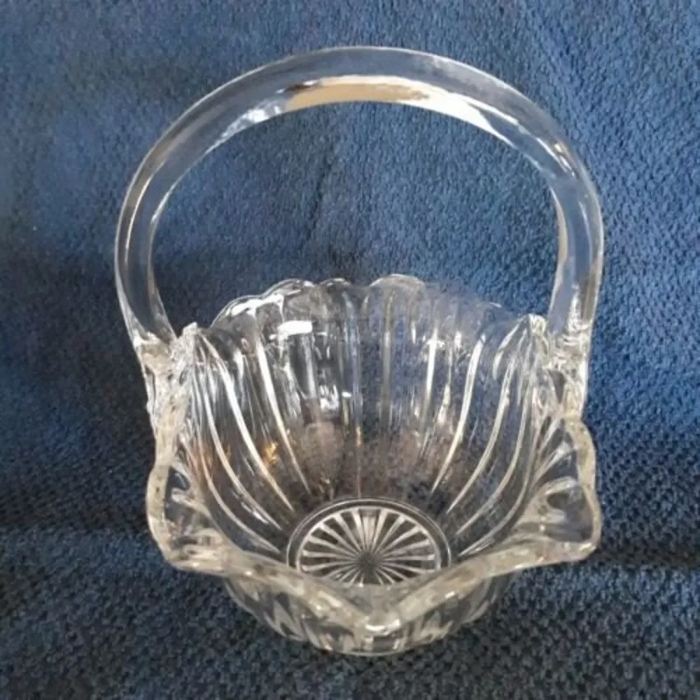 Vtg Clear Glass Wedding Basket Applied Handle Scollop Around Edge Ribbed Sides